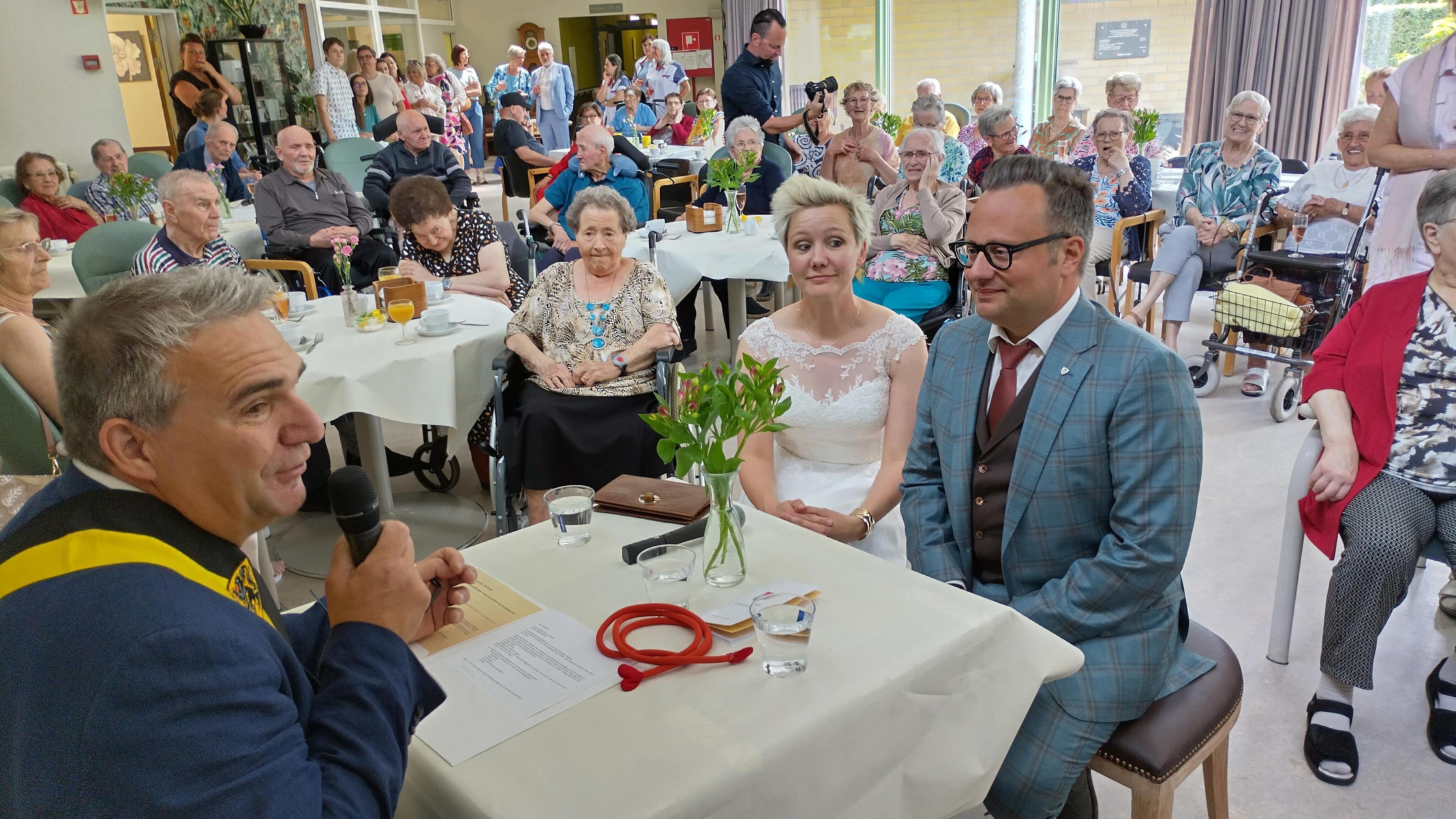 Ergotherapeute Gitte (37) en kok Tomas (48) doen huwelijk over in woonzorgcentrum: “Mooiste dag opni
